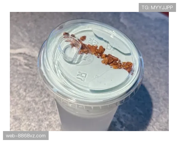 欧文家的冰箱里只放椰子水和黑咖啡，连牛奶都嫌多余