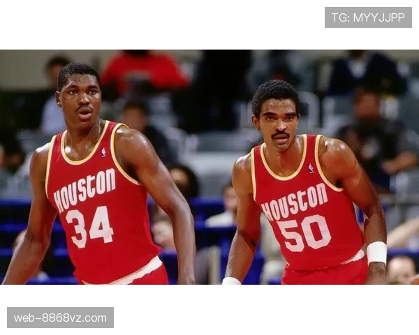 奥拉朱旺背筐单打对比伯德展现更高防守影响力